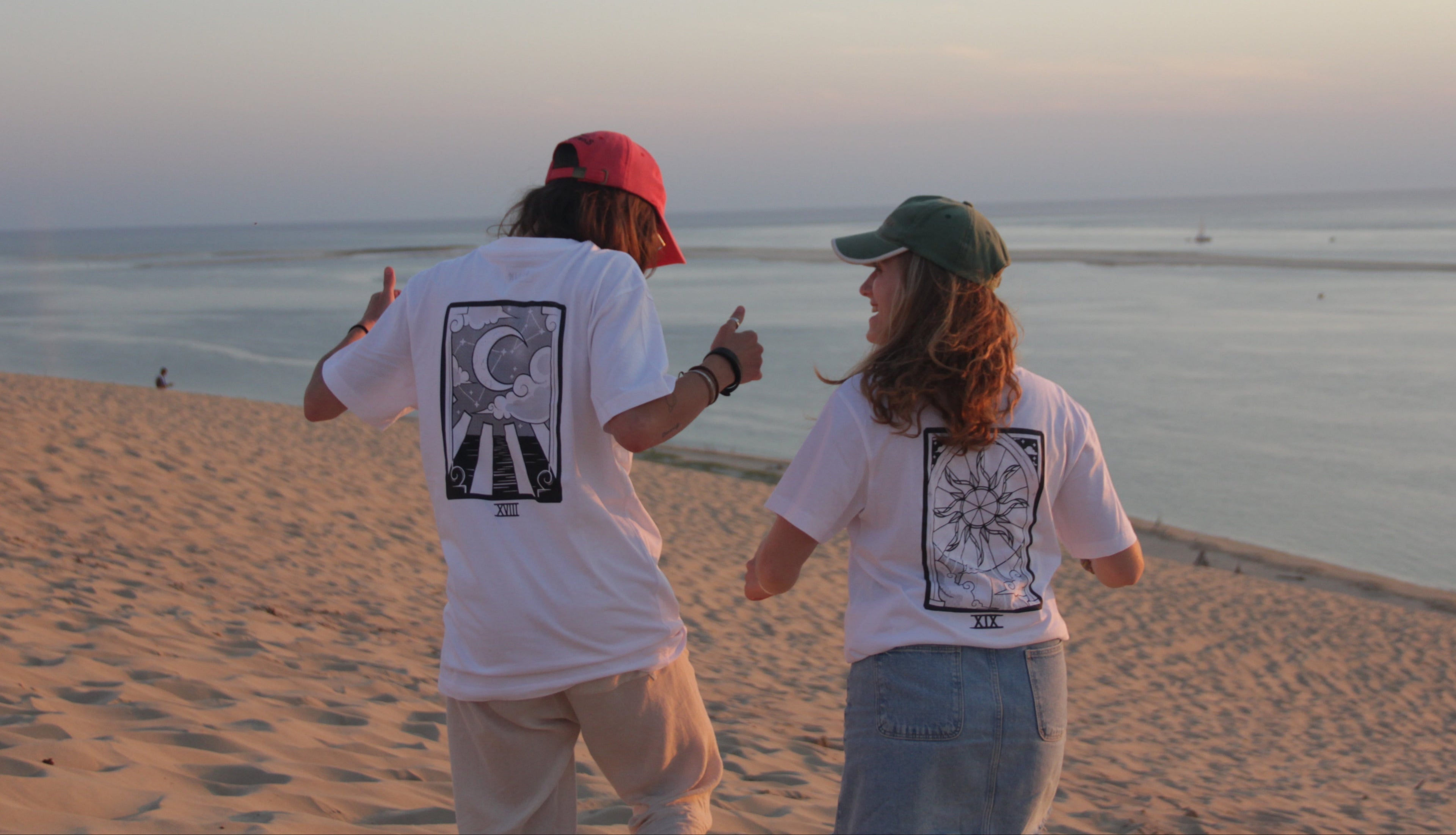 Deux personnes de dos portent des t-Shirts assorits