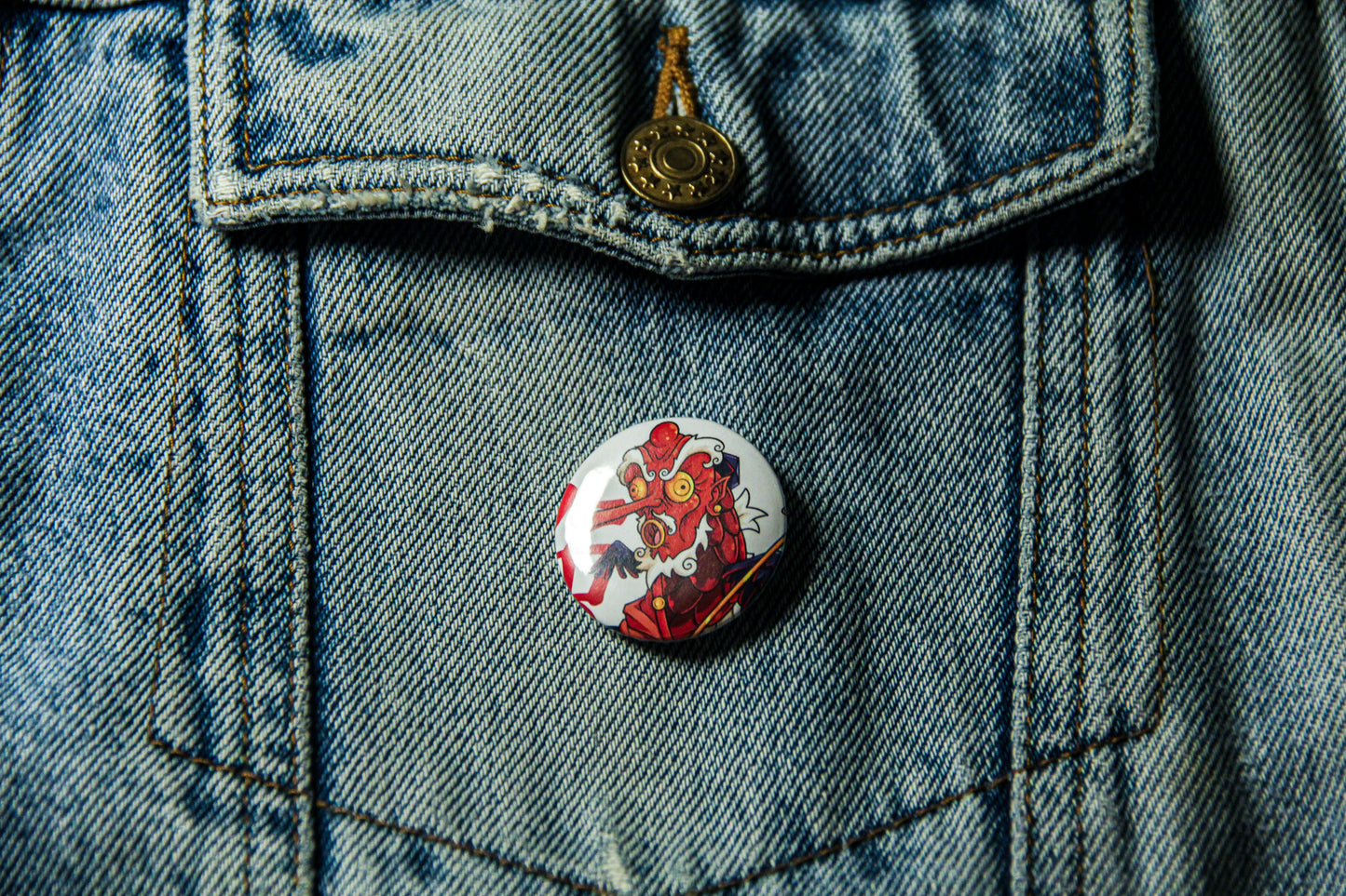 Pin's de 32mm sur une veste en jean.  Carpe Tengu Rouge.