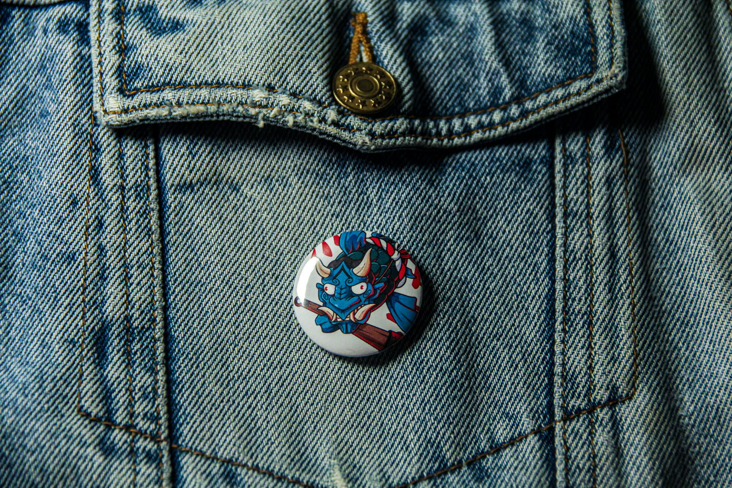 Pin's de carpe Oni sur une veste en jean. Fabrication artisanale. Winkoff