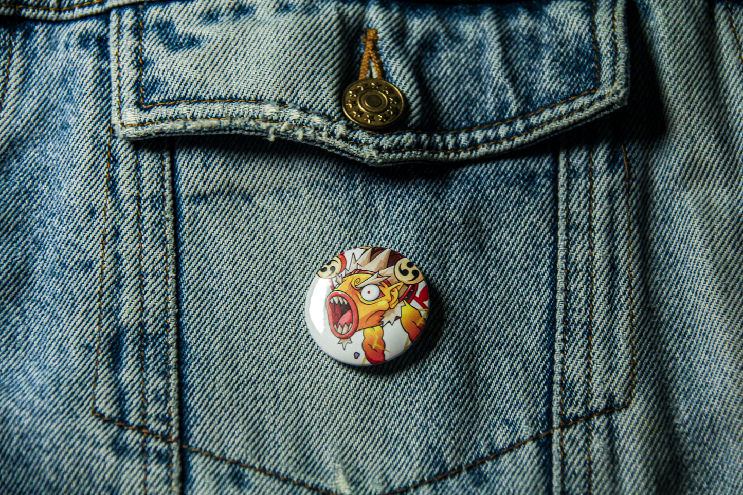 Pins de carpe Raijin sur une veste en jean. Fabrication artisanale.