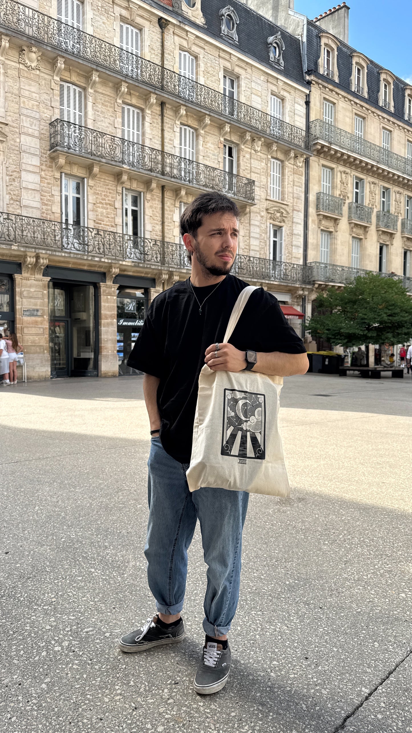 Homme debout avec un sac de shopping en coton sérigraphié