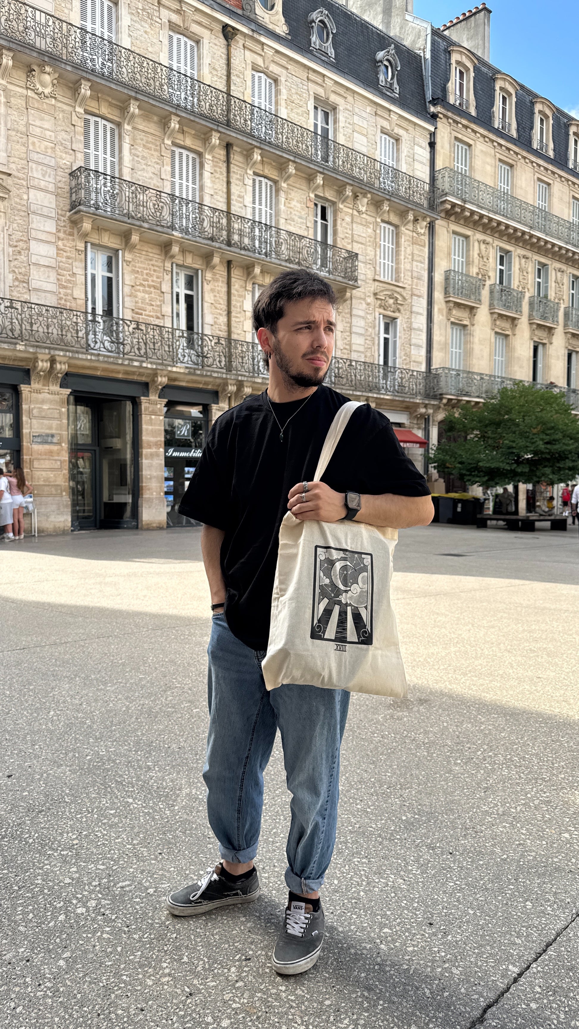 Homme debout avec un sac de shopping en coton sérigraphié