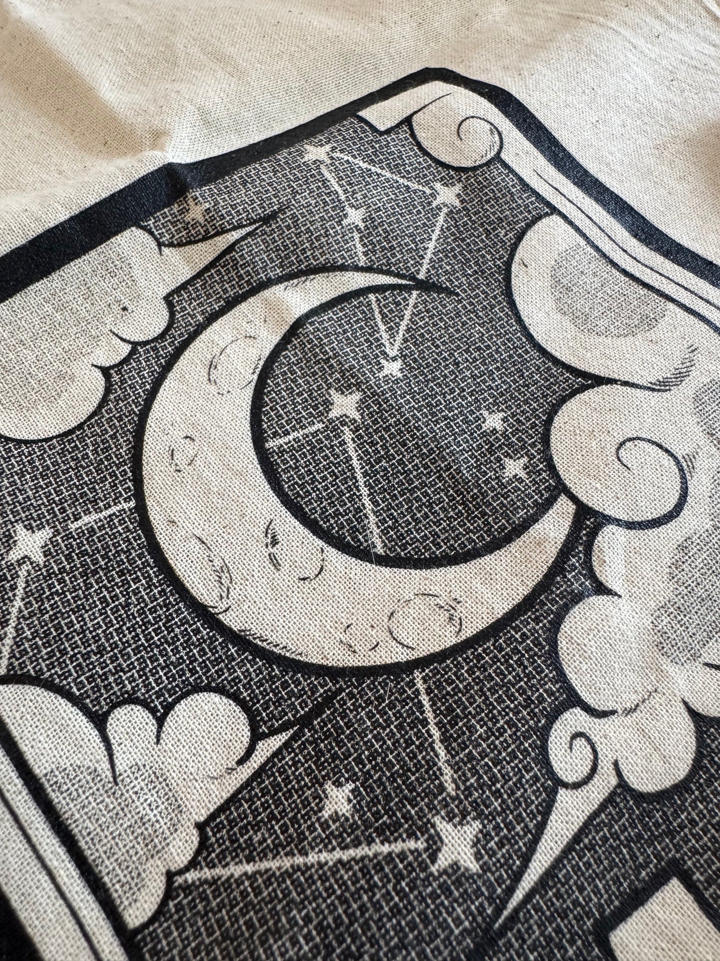 Vue de près, motif sérigraphie artisanale tarot lune