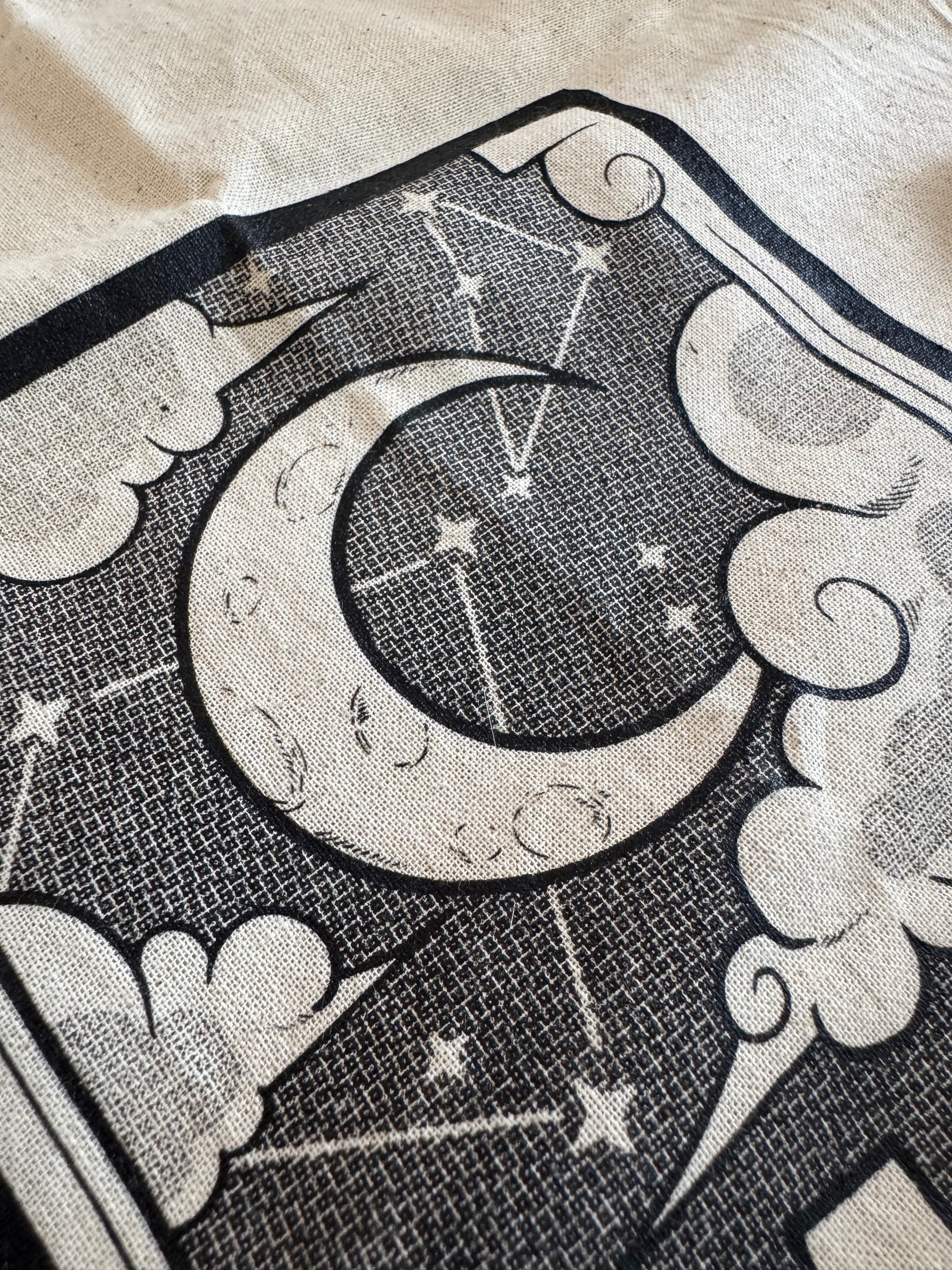 Vue de près, motif sérigraphie artisanale tarot lune
