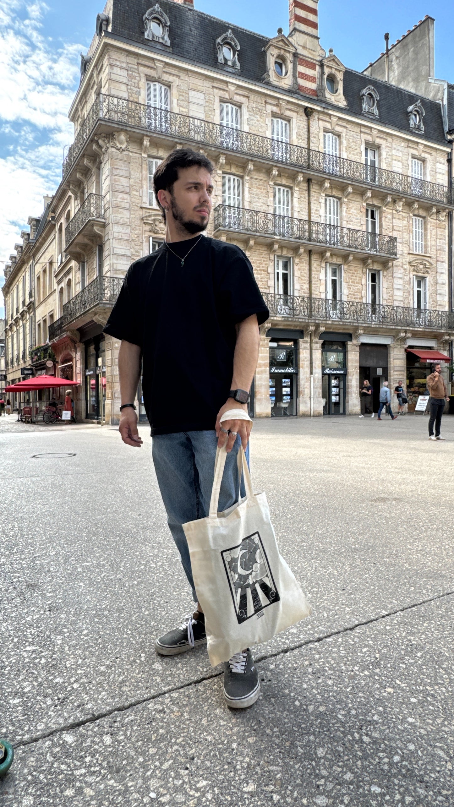 Homme debout avec tote bag sérigraphié en main