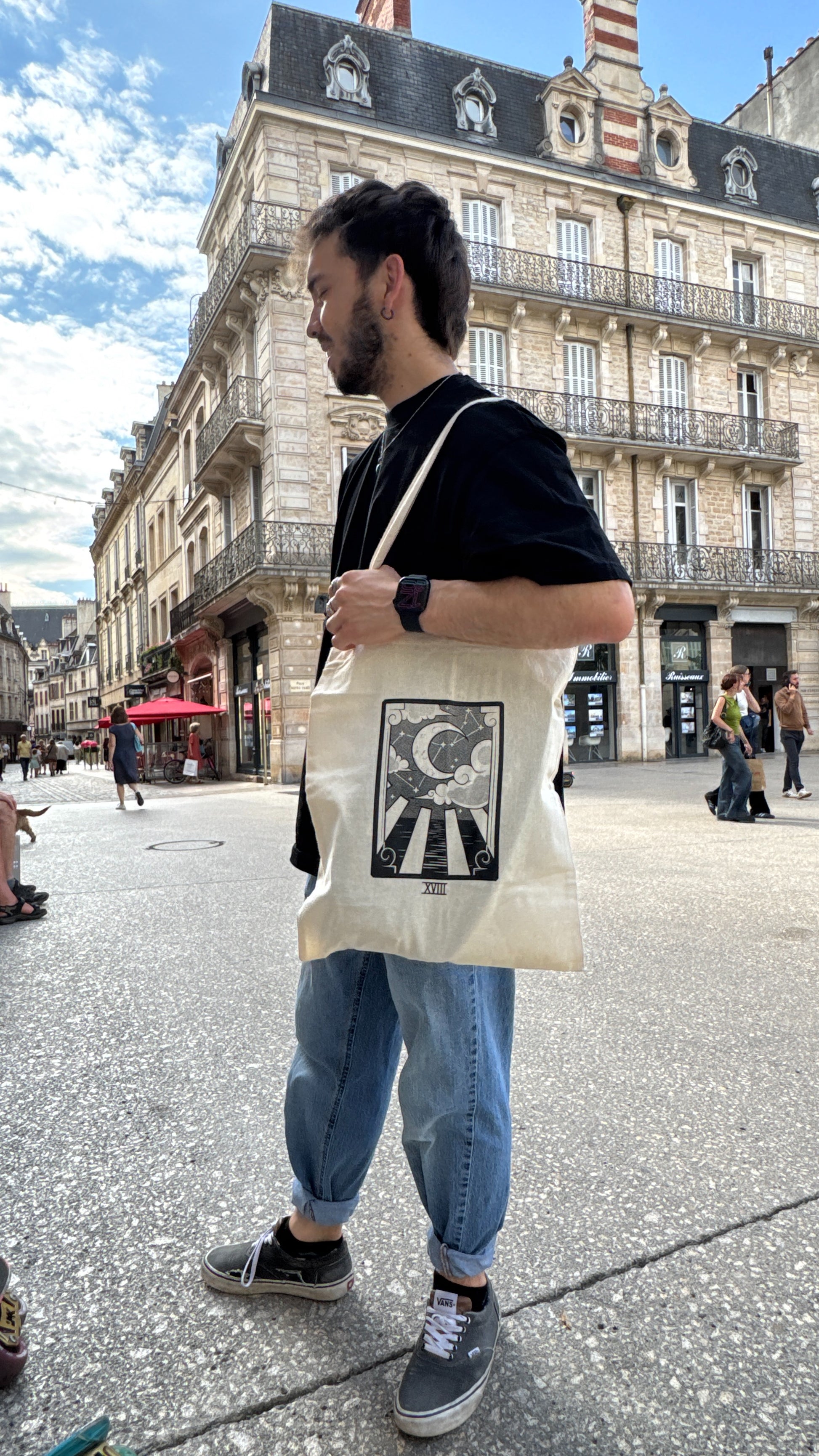 Homme debout avec un sac en main. Sérigraphie tarot carte lune