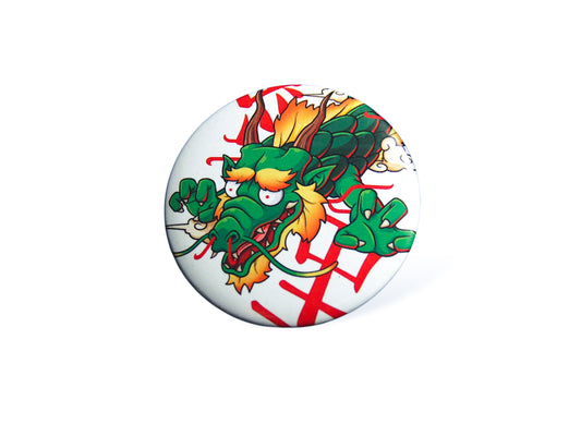 Pin's carpe Dragon sur fond blanc. Fabrication artisanale. Winkoff