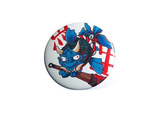 Pin's carpe Oni sur fon blanc. Fabrication artisanale. Winkoff