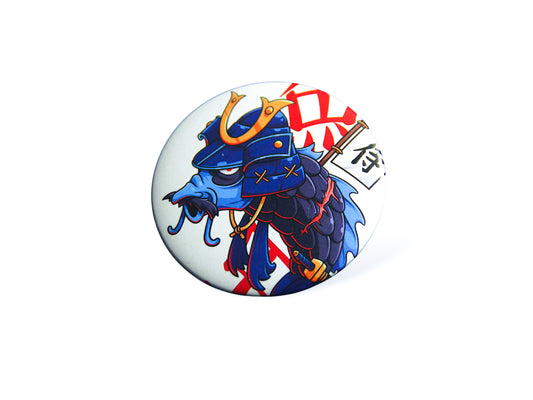 Pin's d'une carpe samourai bleue sur fond blanc. Fabrication artisanale. Winkoff