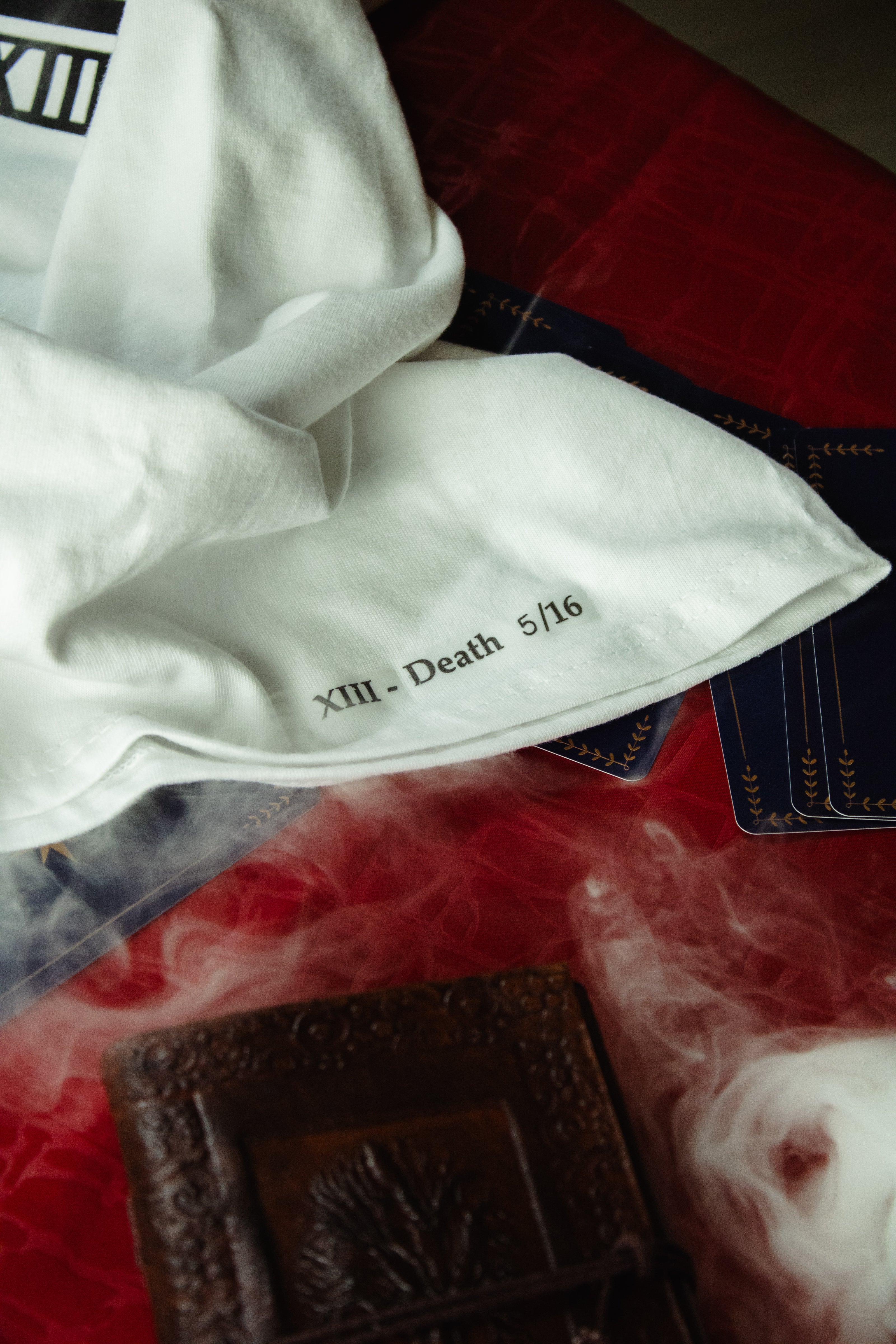 Tee shirt en édition numérotée posé sur une table de divination