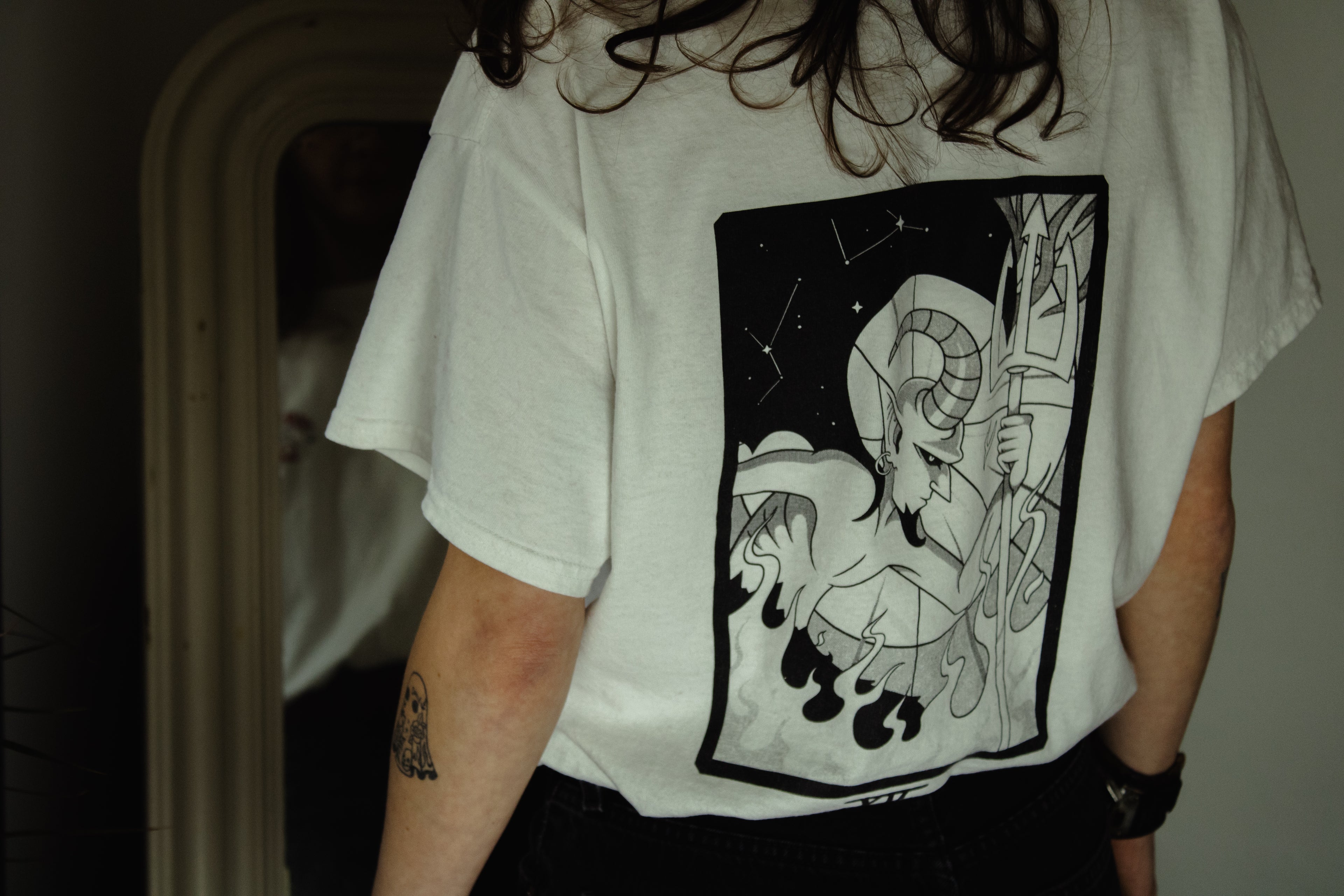 Mannequin de dos face à un miroir porte un t shirt blanc diable tarot