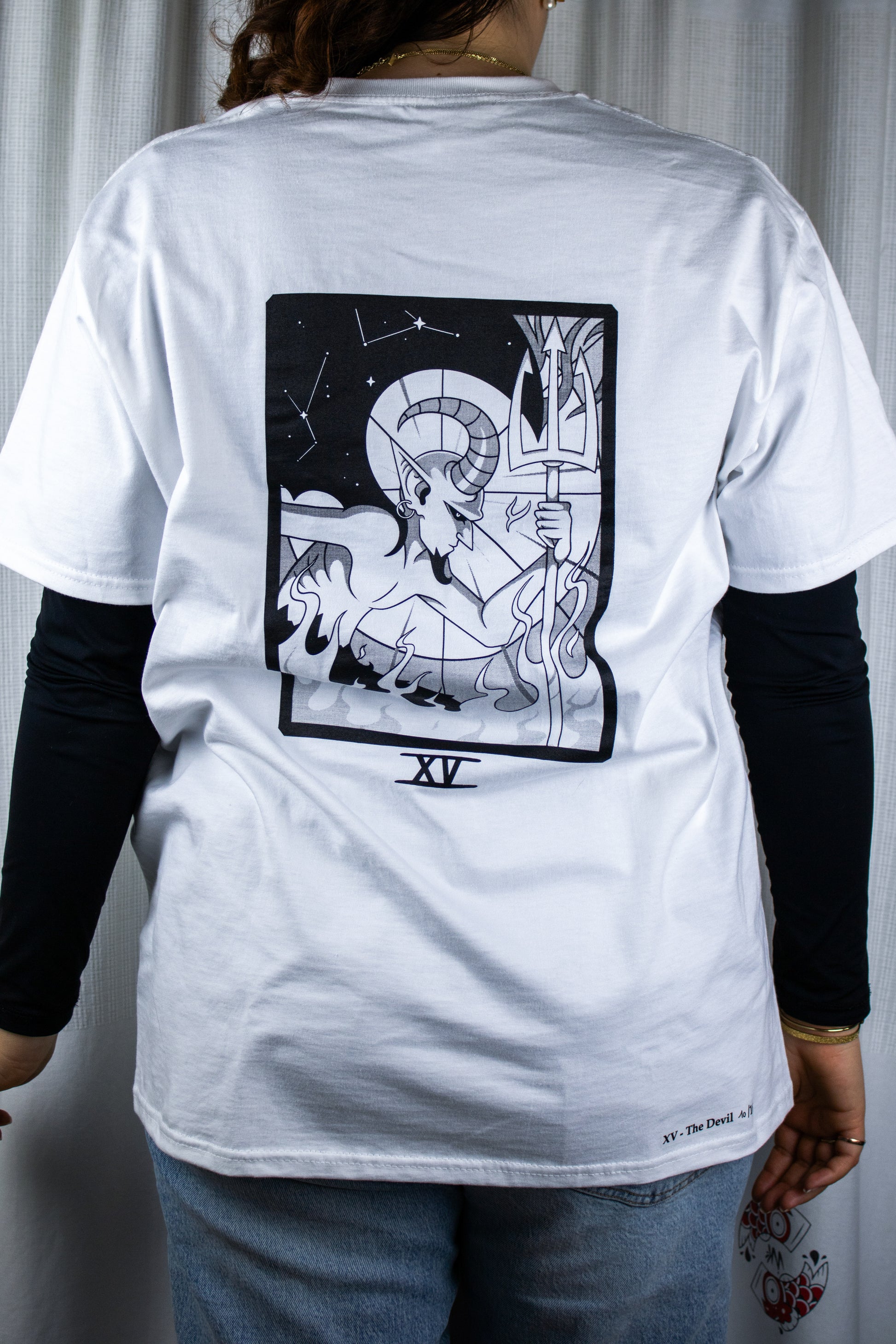 Motif tarot diable edition limitée serigraphié porté par un mannequin de dos Winkoff